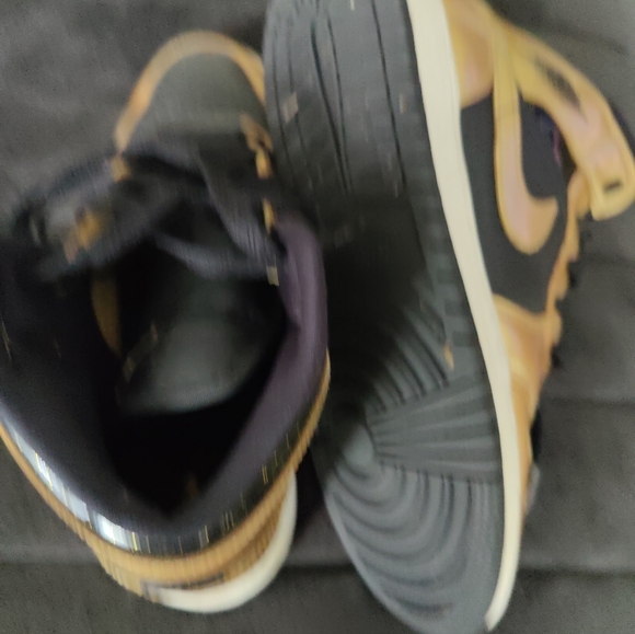 Nike Air Jordans Mid Boys Gold And Black Size 6 - Picture 5 of 7